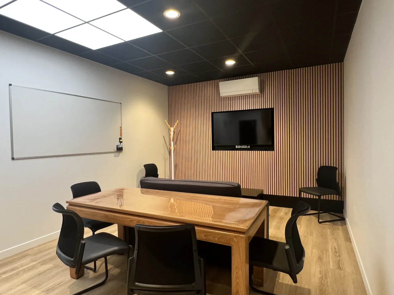 Espace détente moderne et confortable aménagé par ECRT, conçu pour offrir un moment de relaxation dans un cadre professionnel.