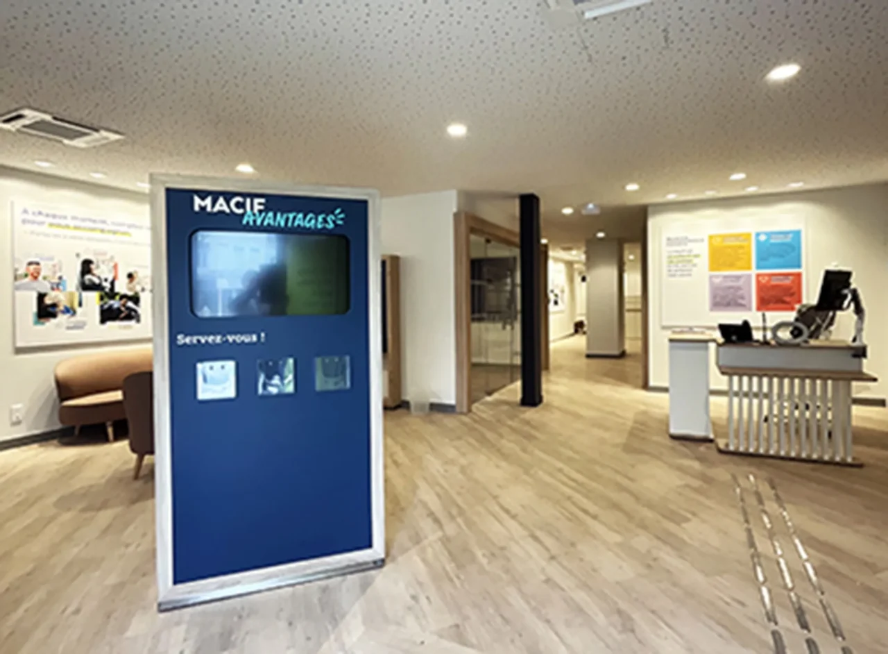 Espace de travail Macif conçu par ECRT, optimisé pour la collaboration et le confort des employés.