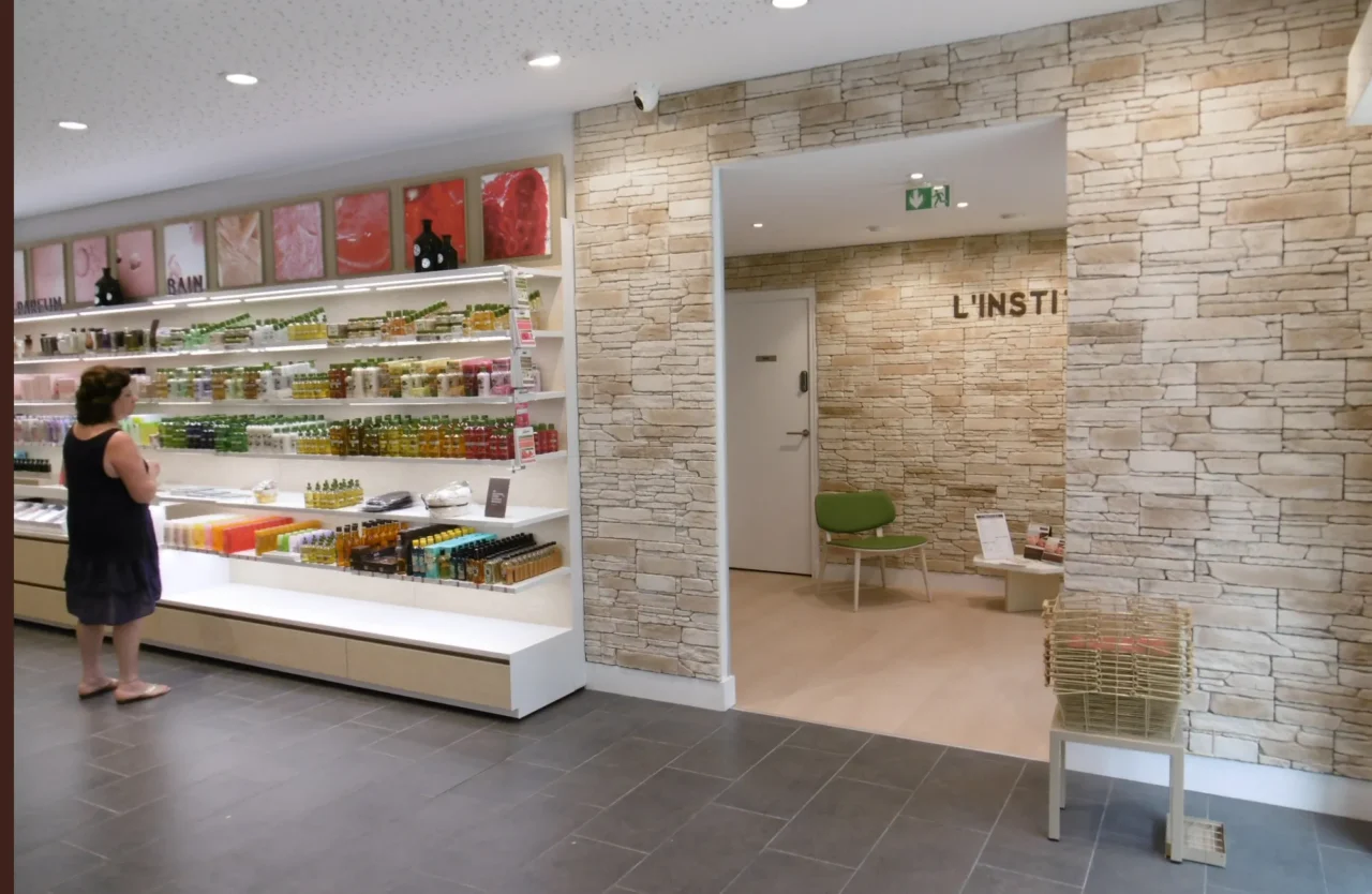 Façade élégante et soignée d’un restaurant rénové par ECRT, mettant en valeur l’identité visuelle et l’attractivité commerciale de l’établissement.