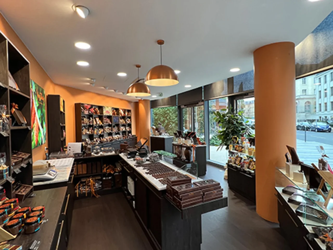 Aménagement intérieur de magasin avec présentation soignée des produits, réalisé par ECRT.