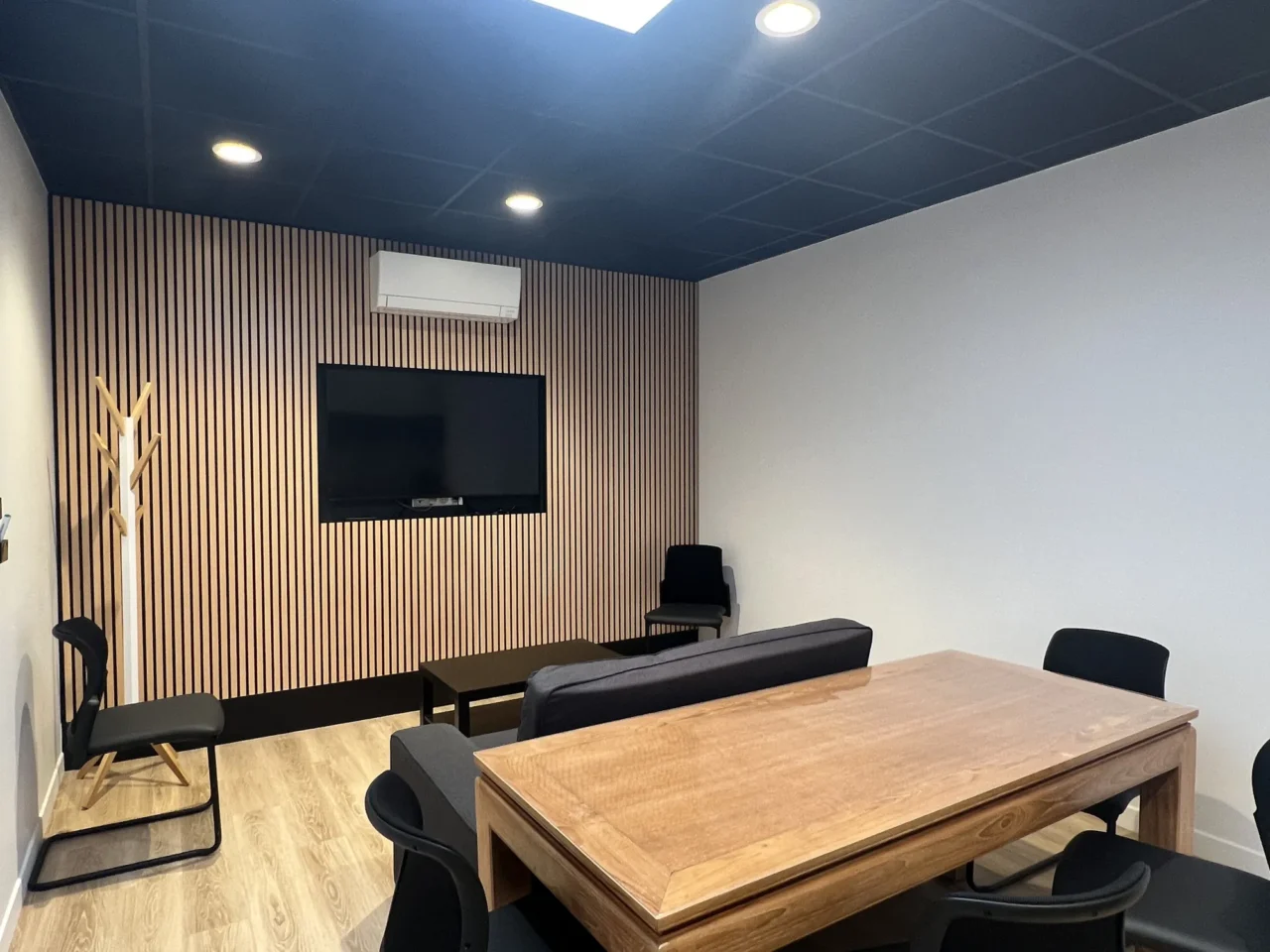 Salle de réunion équipée et aménagée par ECRT, favorisant un environnement professionnel propice aux échanges et à la collaboration.