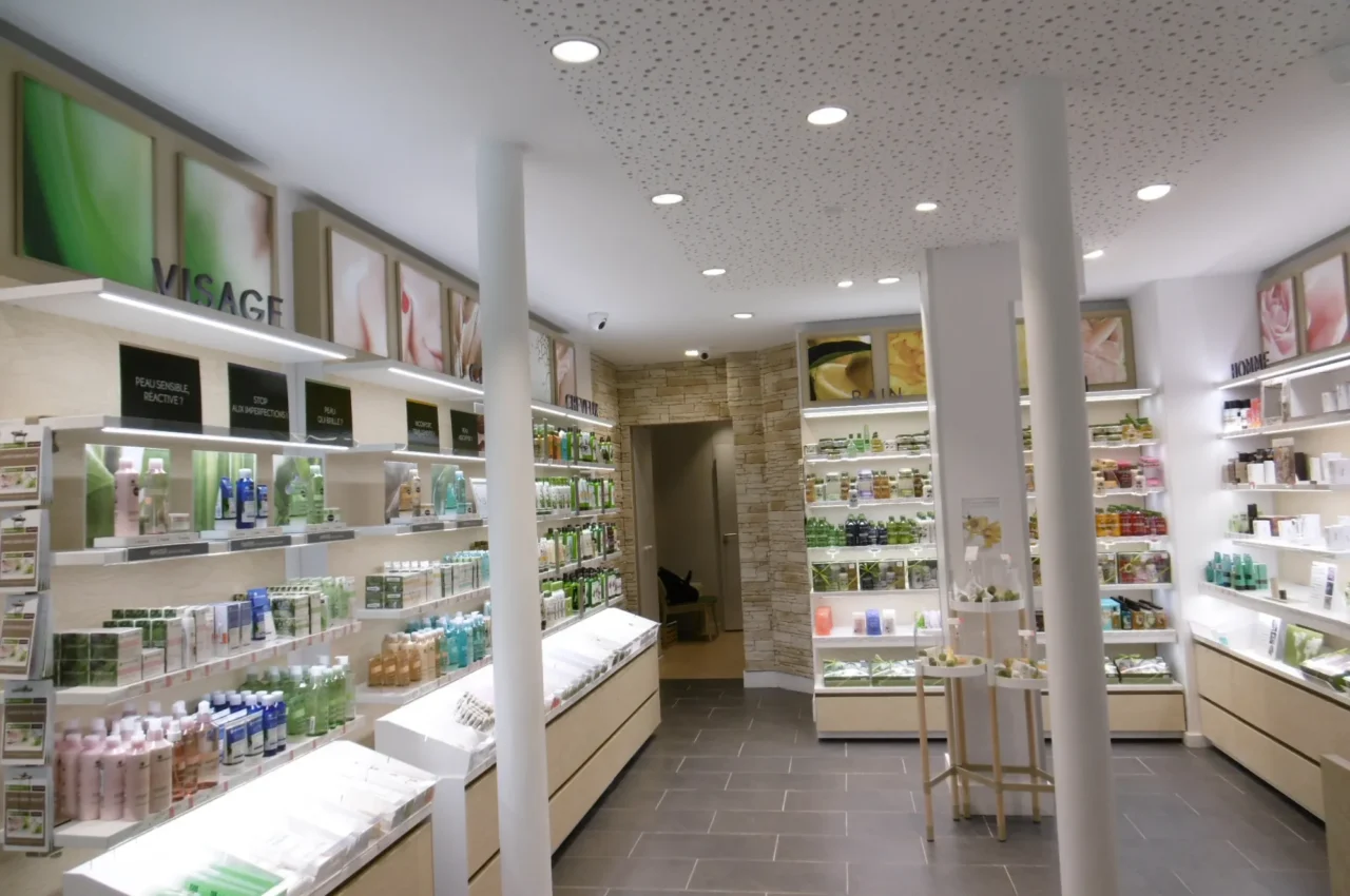 Aménagement intérieur lumineux et accueillant de la boutique Yves Rocher, alliant design moderne et optimisation de l’espace pour une expérience client agréable.
