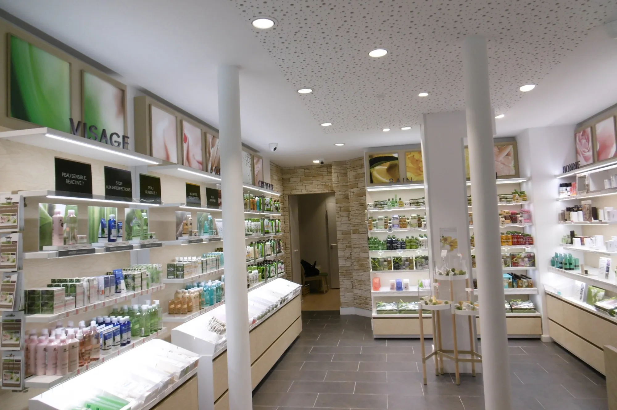 Aménagement intérieur lumineux et accueillant de la boutique Yves Rocher, alliant design moderne et optimisation de l’espace pour une expérience client agréable.