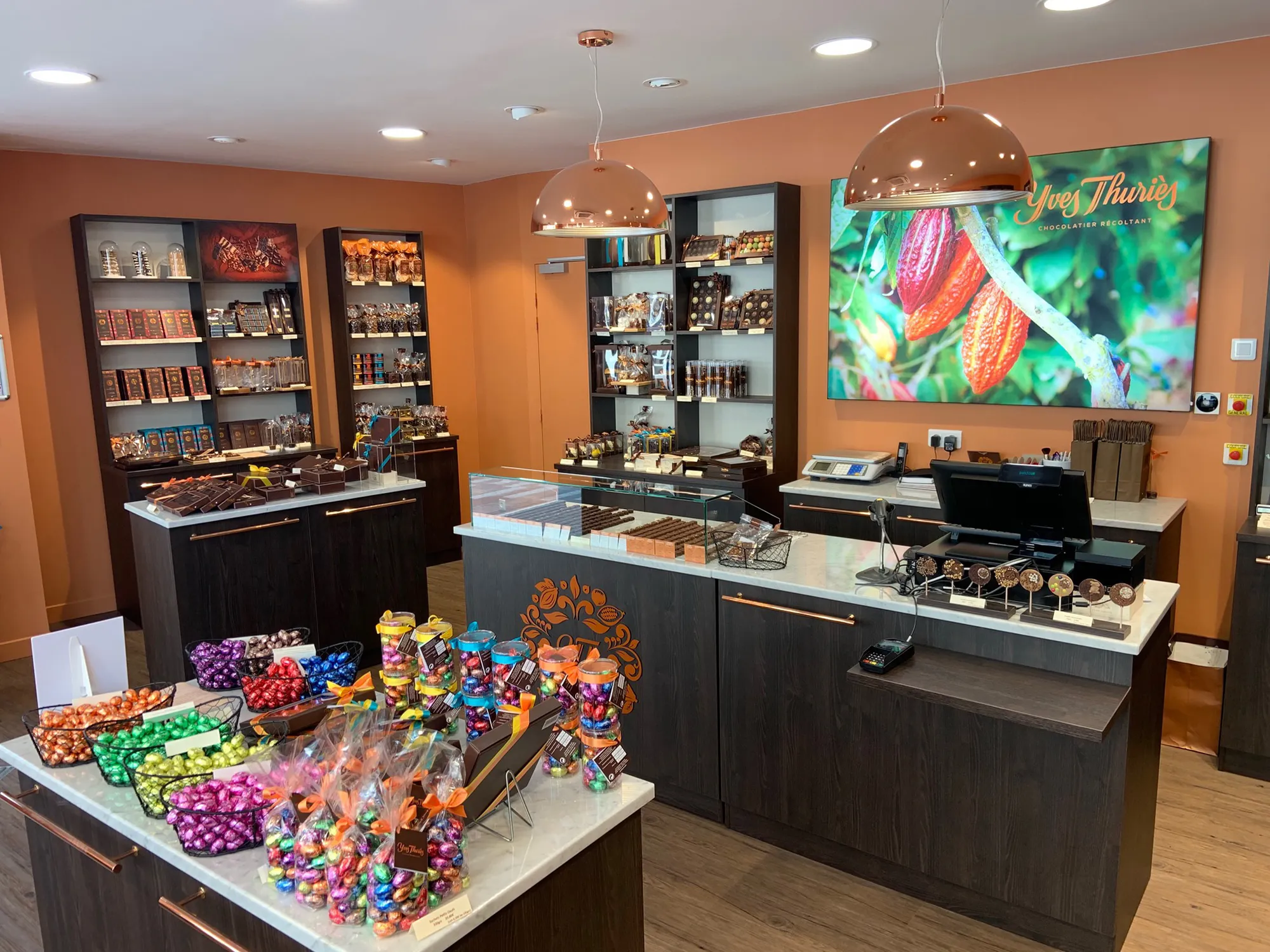 Intérieur de boutique moderne et optimisé, conçu par ECRT pour une circulation fluide des clients.