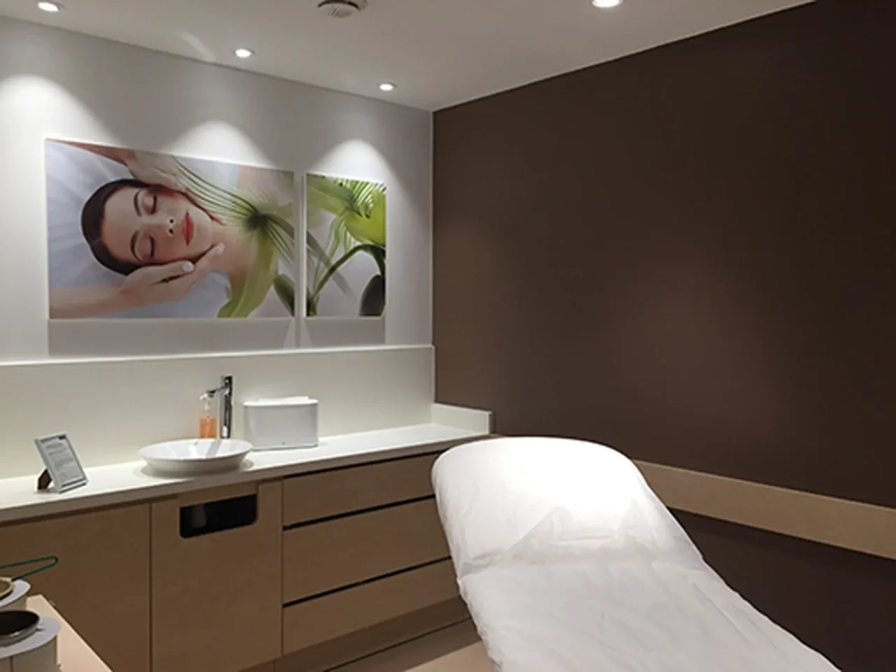 Intérieur raffiné d’un institut de beauté aménagé par ECRT, combinant confort, esthétisme et fonctionnalité pour une expérience client optimale.