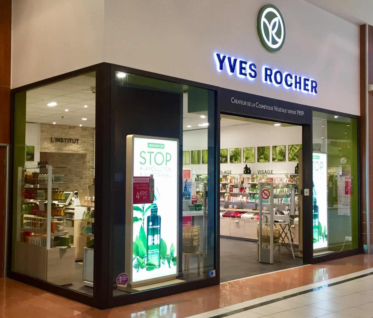Façade du magasin Yves Rocher rénovée et aménagée par ECRT, avec une vitrine attrayante et une signalétique claire.