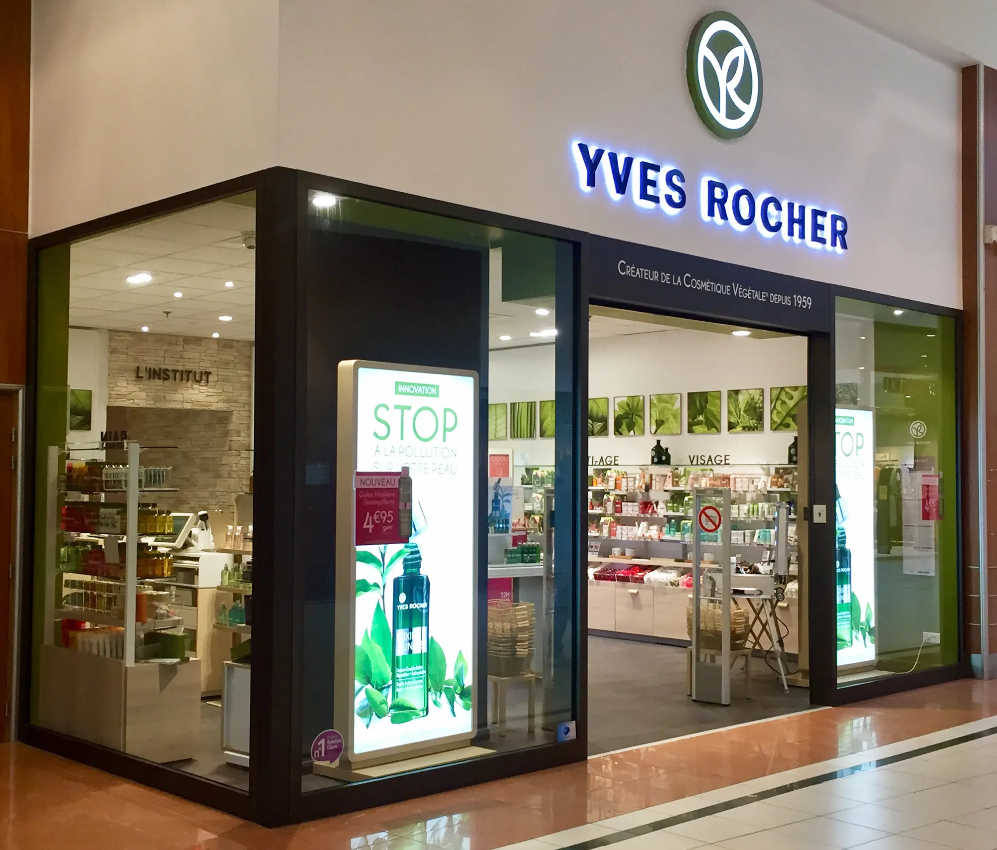 Façade moderne et soignée du magasin Yves Rocher, réalisée par ECRT, mettant en valeur l’identité visuelle de la marque avec des finitions précises.