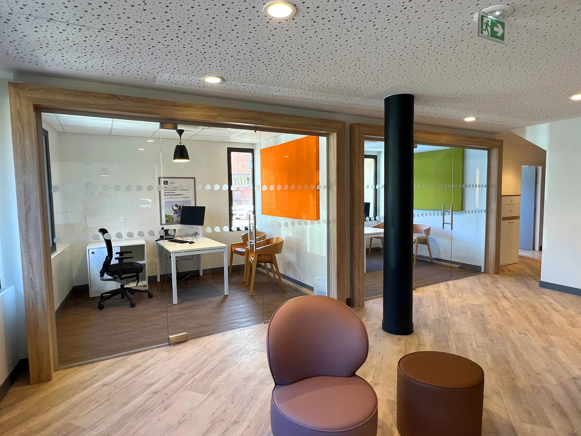 Aménagement de bureaux modernes pour Macif réalisé par ECRT, alliant fonctionnalité et design professionnel.