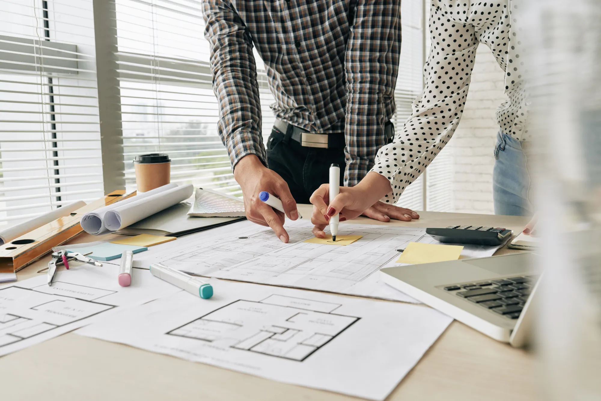 Étude et conception architecturale par ECRT pour projets professionnels, incluant plans, design et optimisation des espaces